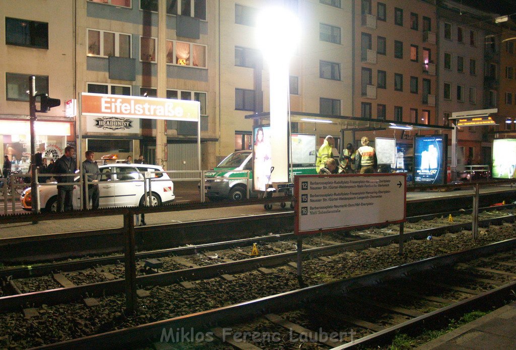 Person unter KVB Bahn Koeln Eifelstr P23.JPG
